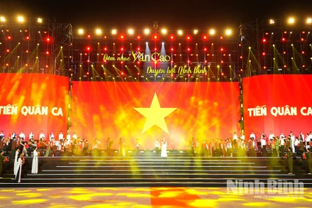 Bài hát mở màn "Tiến quân ca" vang lên tại Quảng trường Đinh Tiên Hoàng Đế khiến nhiều người xúc động.