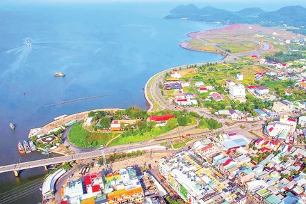 Toàn cảnh phường Hà Tiên nhìn từ trên cao.