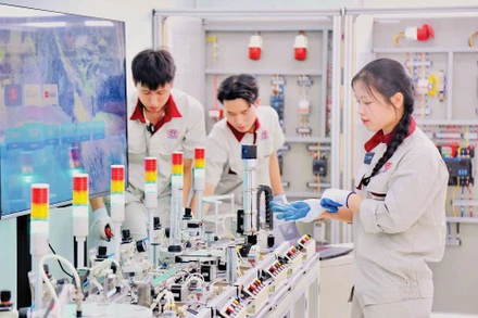 Đầu tư cho nguồn nhân lực chất lượng cao là chìa khóa để phát triển bền vững. Ảnh: Xuân Khánh