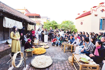 Du khách tìm hiểu và trải nghiệm nghề dệt đũi có truyền thống hơn 400 năm của làng Nam Cao (xã Thống Nhất).