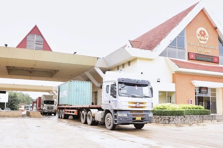 Nằm trên trục đường xuyên Á đi qua Tây Ninh, cửa khẩu quốc tế Mộc Bài là cửa khẩu đường bộ lớn nhất cả nước. Nguồn: tayninh.gov.vn