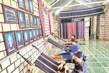 Các nghệ nhân Câu lạc bộ dệt thổ cẩm làng Phung cần mẫn bên khung cửi.