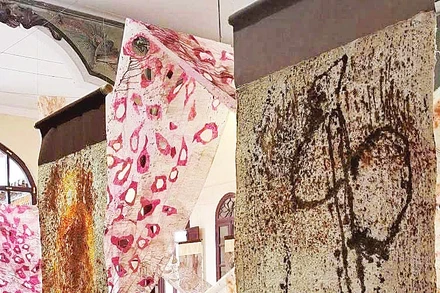 Các tác phẩm nghệ thuật được thể hiện trên giấy dứa.