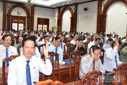 Các đại biểu biểu quyết thông qua dự thảo nghị quyết tại kỳ họp.