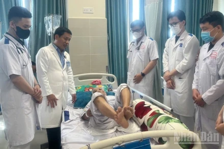 Các bác sĩ Bệnh viện đa khoa Tiền Giang đến thăm khám cho bệnh nhân Đinh Thị C.