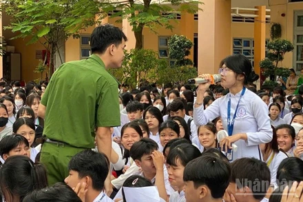  Buổi tuyên truyền về an toàn giao thông và phòng tránh bạo lực học đường tại Trường Trung học phổ thông Lê Thanh Hiền. 