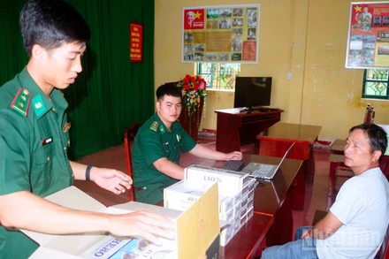 Tổ công tác đồn biên phòng Lai Hòa làm việc với đối tượng Nguyễn Văn Nhiên tại đơn vị. 