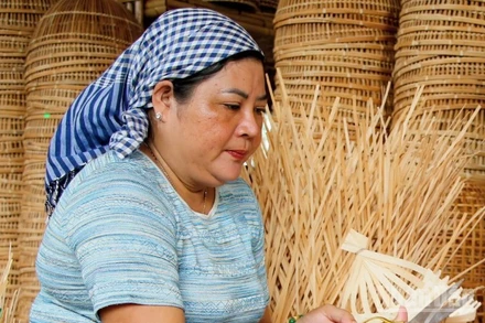 Chị Trương Thị Bạch Thuỷ, Giám đốc Hợp tác xã Mây tre đan Thủy Tuyết đang hoàn thiện sản phẩm từ tre trúc. 