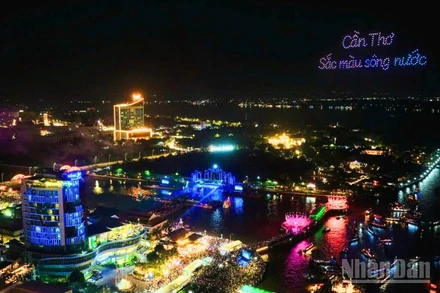 Quang cảnh Lễ hội Văn hóa Sông nước Cần Thơ nhìn từ trên cao.