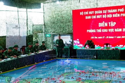 Thực hành tác chiến phòng thủ, xử trí tình huống trên sa bàn, bản đồ, Ban Chỉ huy Bộ đội Biên phòng đánh địch tiến công vào địa bàn các xã, phường ven biển.