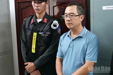 Bị can Nguyễn Quốc Trưởng, cựu Giám đốc OceanBank chi nhánh Cần Thơ nghe tống đạt các quyết định.