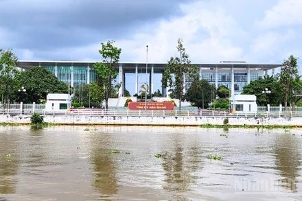 Tỉnh ủy Hậu Giang cũ nằm bên bờ dòng sông Xà No, phường Vị Tân, thành phố Cần Thơ.