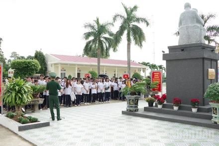 Các em học sinh tham quan Tượng đài “Bác Hồ với chiến sĩ Biên phòng” tại Đồn Biên phòng Vĩnh Hải.