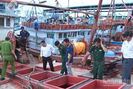 Lực lượng chức năng kiểm tra phương tiện khai thác thủy sản tại Cảng cá Trần Đề.