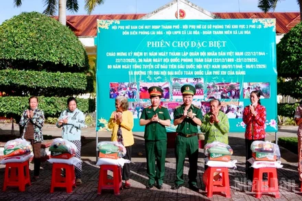 Lãnh đạo Bộ đội Biên phòng thành phố Cần Thơ và Hội phụ nữ cơ sở phòng thủ khu vực 3 Phú Lợi, Bộ Chỉ huy Quân sự thành phố Cần Thơ tặng quà cho các hộ gia đình có hoàn cảnh khó khăn tại chương trình.