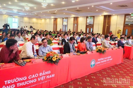 Đại biểu tham dự Lễ Khai giảng.