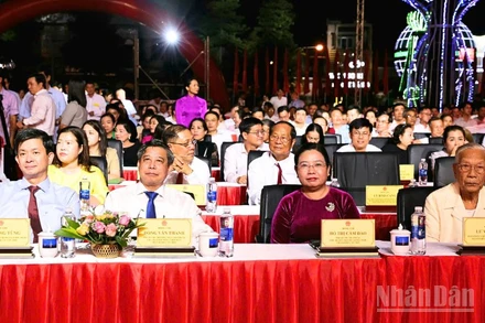 Đại biểu tham dự lễ khai mạc.