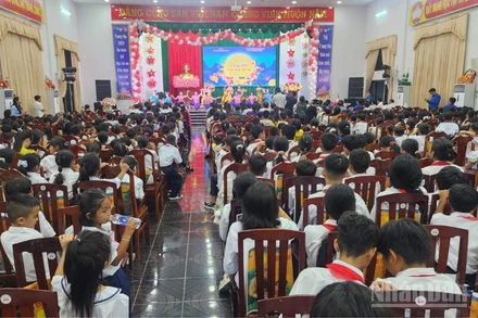 Quang cảnh Đêm hội trăng rằm tại xã Long Phú, thành phố Cần Thơ.