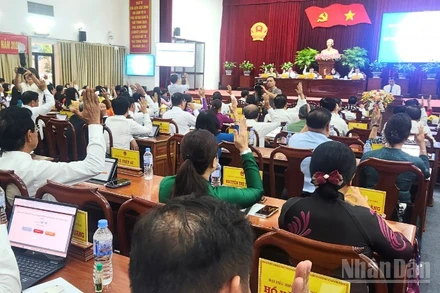 Đại biểu Hội đồng nhân dân thành phố Cần Thơ biểu quyết thông qua nghị quyết.