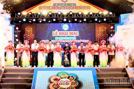 Nghi thức cắt băng lễ khai mạc.