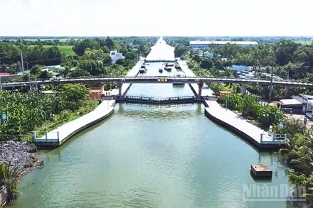 Công trình thủy lợi cống âu Rạch Mọp nhìn từ trên cao.