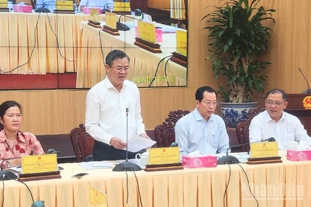 Đồng chí Trương Cảnh Tuyên (đứng), Chủ tịch Ủy ban nhân dân thành phố Cần Thơ phát biểu tại buổi họp trực tuyến với các xã, phường trên địa bàn thành phố.