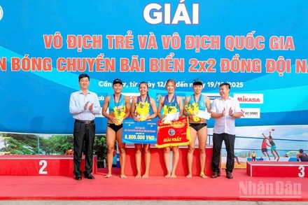 Ban Tổ chức trao giải hạng Nhất, Nhì, Ba cho các đội tham gia Giải vô địch trẻ và vô địch quốc gia môn bóng chuyền bãi biển. (Ảnh: BTC)