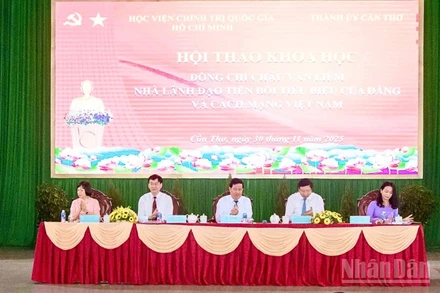 Các đại biểu chủ trì hội thảo.