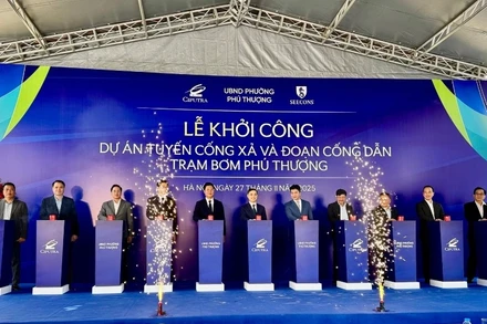 Các đại biểu thực hiện nghi thức khởi công dự án tuyến cống xả và đoạn cống dẫn Trạm bơm Phú Thượng.