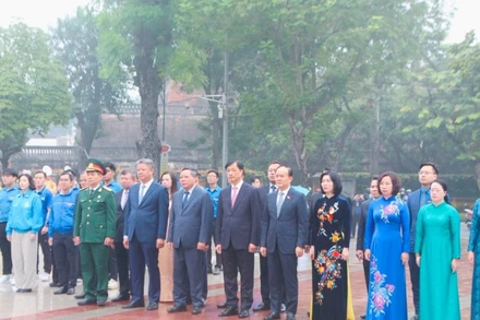 Đoàn đại biểu thành phố Hà Nội dâng hoa tại Tượng đài V.I.Lênin tại phường Ba Đình, Hà Nội.
