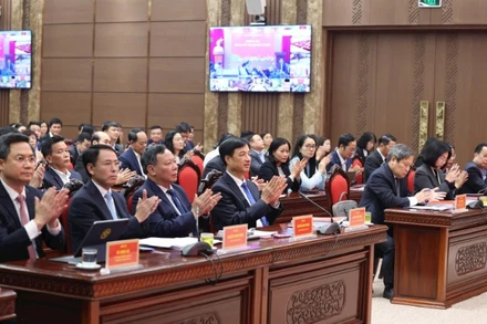 Các đồng chí lãnh đạo Thành ủy Hà Nội và các đại biểu dự hội nghị.