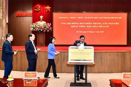 Lãnh đạo Thành ủy Hà Nội tham gia ủng hộ.