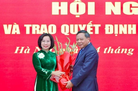 Đồng chí Nguyễn Văn Phong, Phó Bí thư Thường trực Thành ủy Hà Nội chúc mừng đồng chí Bùi Huyền Mai.
