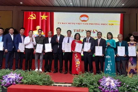 Lãnh đạo phường Phúc Lợi tiếp nhận ủng hộ và trao thư cảm ơn đến các đơn vị và tổ dân phố trên địa bàn tham gia ủng hộ quỹ Vì người nghèo.