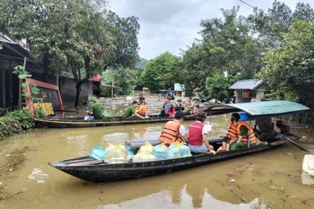 Lực lượng chức năng xã Nà Hang (Tuyên Quang) và đội cứu trợ vận chuyển nhu yếu phẩm đến khu vực bị ngập sâu. (Ảnh: CHUNG TOÀN THẮNG)