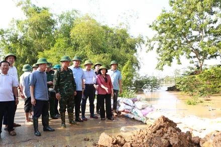 Bí thư Thành ủy Hà Nội Bùi Thị Minh Hoài thị sát và chỉ đạo khắc phục hậu quả ngập lụt, bảo đảm an toàn cho người dân.
