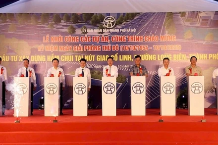 Các đại biểu thực hiện nghi thức khởi công hầm chui tại nút giao Cổ Linh.