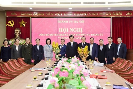 Bí thư Thành ủy Nguyễn Duy Ngọc và Thường trực Thành ủy Hà Nội tặng hoa chúc mừng hai đồng chí Trần Thanh Hà, Nguyễn Thành Long.