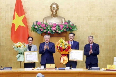 Đồng chí Nguyễn Hòa Bình và đồng chí Ngô Đông Hải chúc mừng các thành viên Ban Chỉ đạo 35 Đảng ủy Chính phủ có thành tích xuất sắc trong năm 2025.