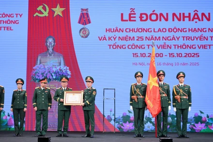 Viettel Telecom vinh dự đón nhận Huân chương Lao động hạng Nhất nhân dịp kỷ niệm 25 năm Ngày truyền thống.