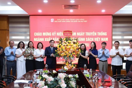 Đồng chí Phan Xuân Thủy, Phó Trưởng Ban Tuyên giáo và Dân vận Trung ương chúc mừng tập thể cán bộ, viên chức và người lao động Nhà xuất bản Chính trị quốc gia Sự thật nhân dịp kỷ niệm 73 năm Ngày truyền thống ngành Xuất bản, In và Phát hành sách Việt Nam.