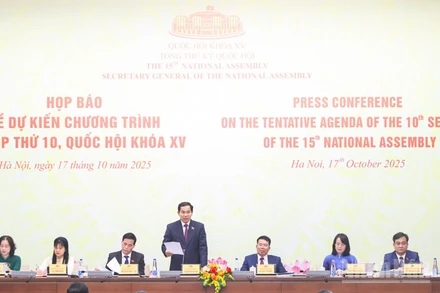 Phó Chủ nhiệm Thường trực Văn phòng Quốc hội Lê Quang Mạnh chủ trì họp báo. (Ảnh: DUY LINH)