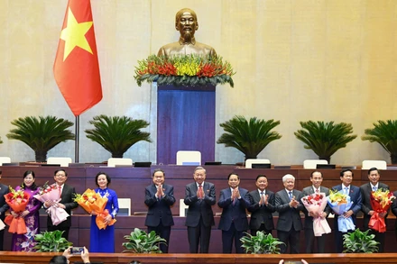 Các đồng chí lãnh đạo Đảng và Nhà nước tặng hoa chúc mừng nhân sự vừa được Quốc hội bầu, phê chuẩn bổ nhiệm tại Kỳ họp thứ 10. (Ảnh: DUY LINH)