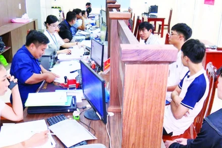 Cán bộ, công chức, viên chức Trung tâm Phục vụ hành chính công xã Nam Xang, tỉnh Ninh Bình tập trung giải quyết thủ tục cho công dân.