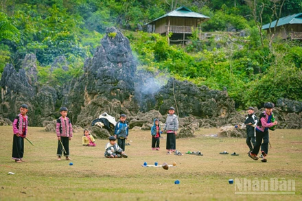 Trẻ em ở Hang Táu, xã Mộc Châu, tỉnh Sơn La. (Ảnh BẢO LONG)