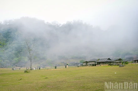 Làng nguyên thủy Hang Táu (Sơn La) được nhiều người ghé thăm trong kỳ nghỉ Tết Dương lịch 2026.