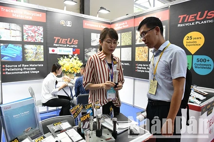Công ty TIEUS (Đài Loan, Trung Quốc) giới thiệu hạt nhựa tinh chế từ phế liệu – giải pháp thân thiện môi trường, hướng tới phát triển bền vững. (Ảnh: Thế Dương)