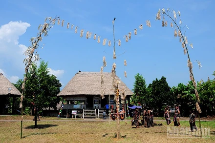 Cây nêu bên mái nhà Gươi, biểu tượng văn hóa của người Cơ Tu. (Ảnh: Thế Dương)