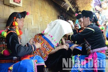 Cô dâu người Si La trang điểm chuẩn bị về nhà chồng. (Ảnh: Thế Dương)