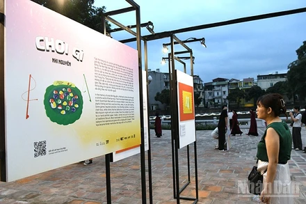 Du khách thăm quan triển lãm "Lớn kể chuyện bé". (Ảnh: Nguyễn Dương)